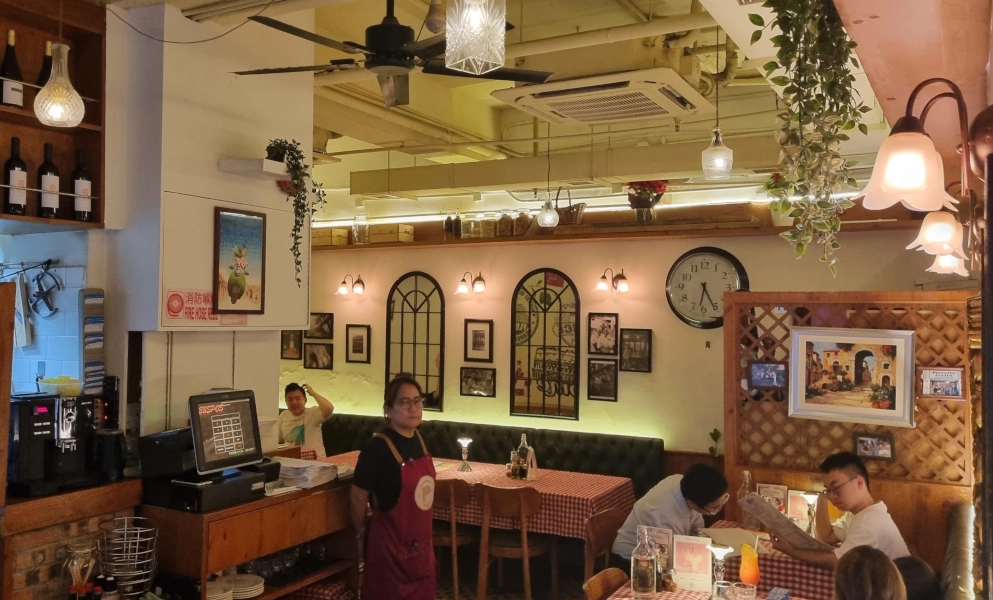Pizzeria Italia Sai Ying Pun on High Street #5